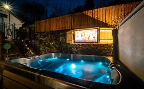 Stunning Cottage Grade 2 Listed With Parking And Hot Tub