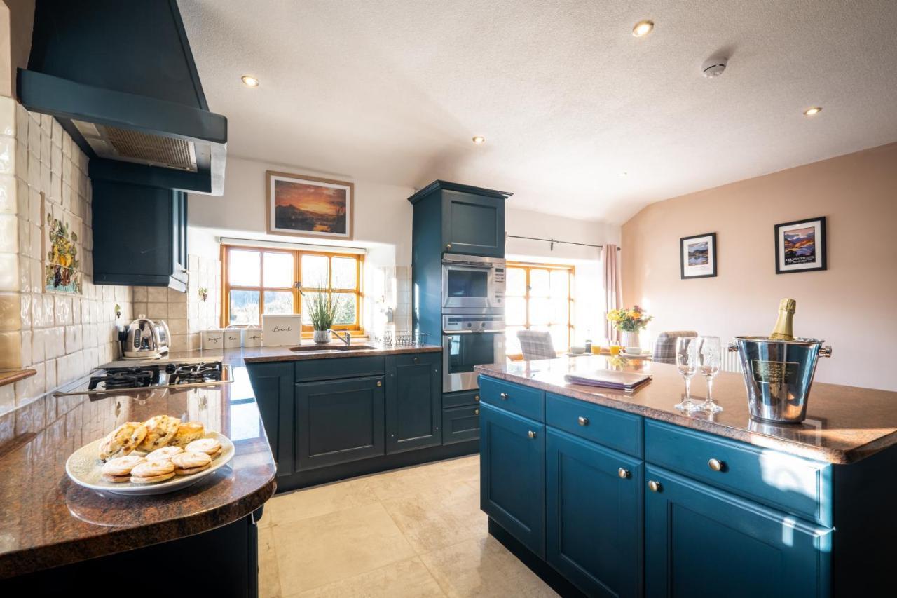 Stunning Cottage Grade 2 Listed With Parking And Hot Tub Bowness-on-Windermere Exterior photo