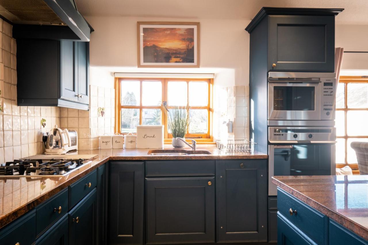 Stunning Cottage Grade 2 Listed With Parking And Hot Tub Bowness-on-Windermere Exterior photo