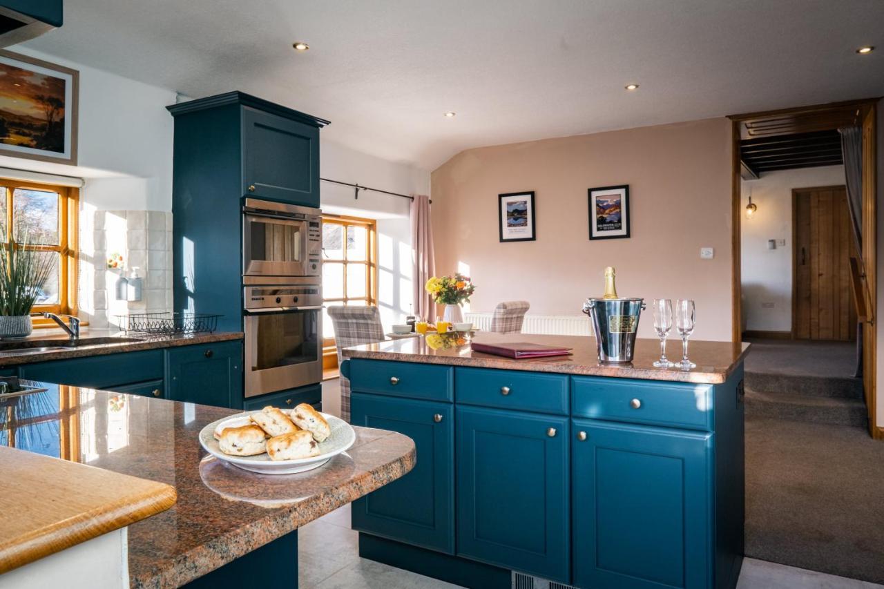 Stunning Cottage Grade 2 Listed With Parking And Hot Tub Bowness-on-Windermere Exterior photo