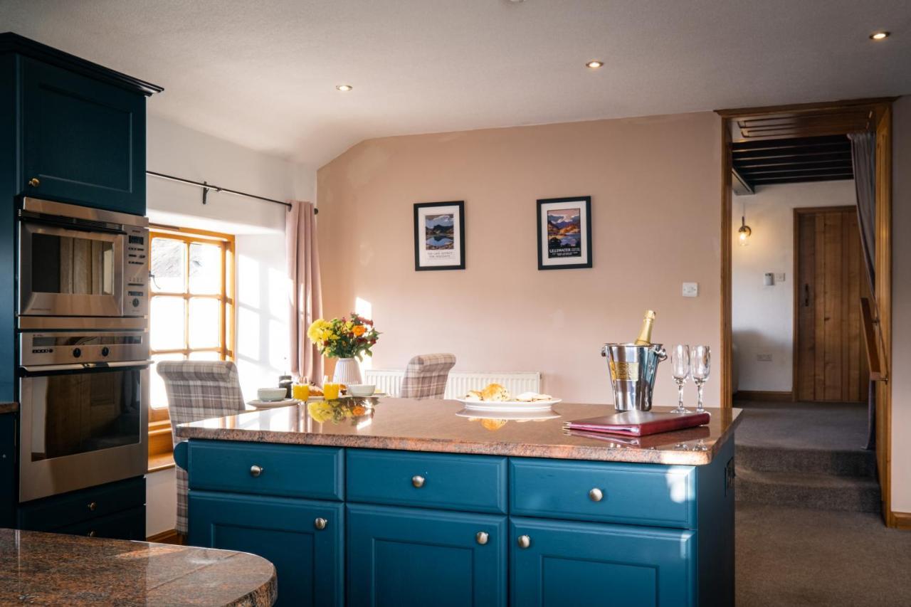 Stunning Cottage Grade 2 Listed With Parking And Hot Tub Bowness-on-Windermere Exterior photo